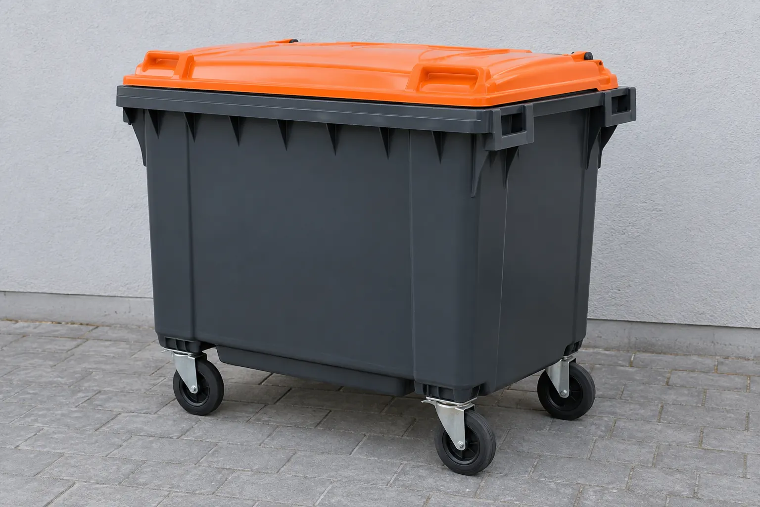 Grote antraciet rolcontainer van 1100 liter op vier wielen met oranje deksel