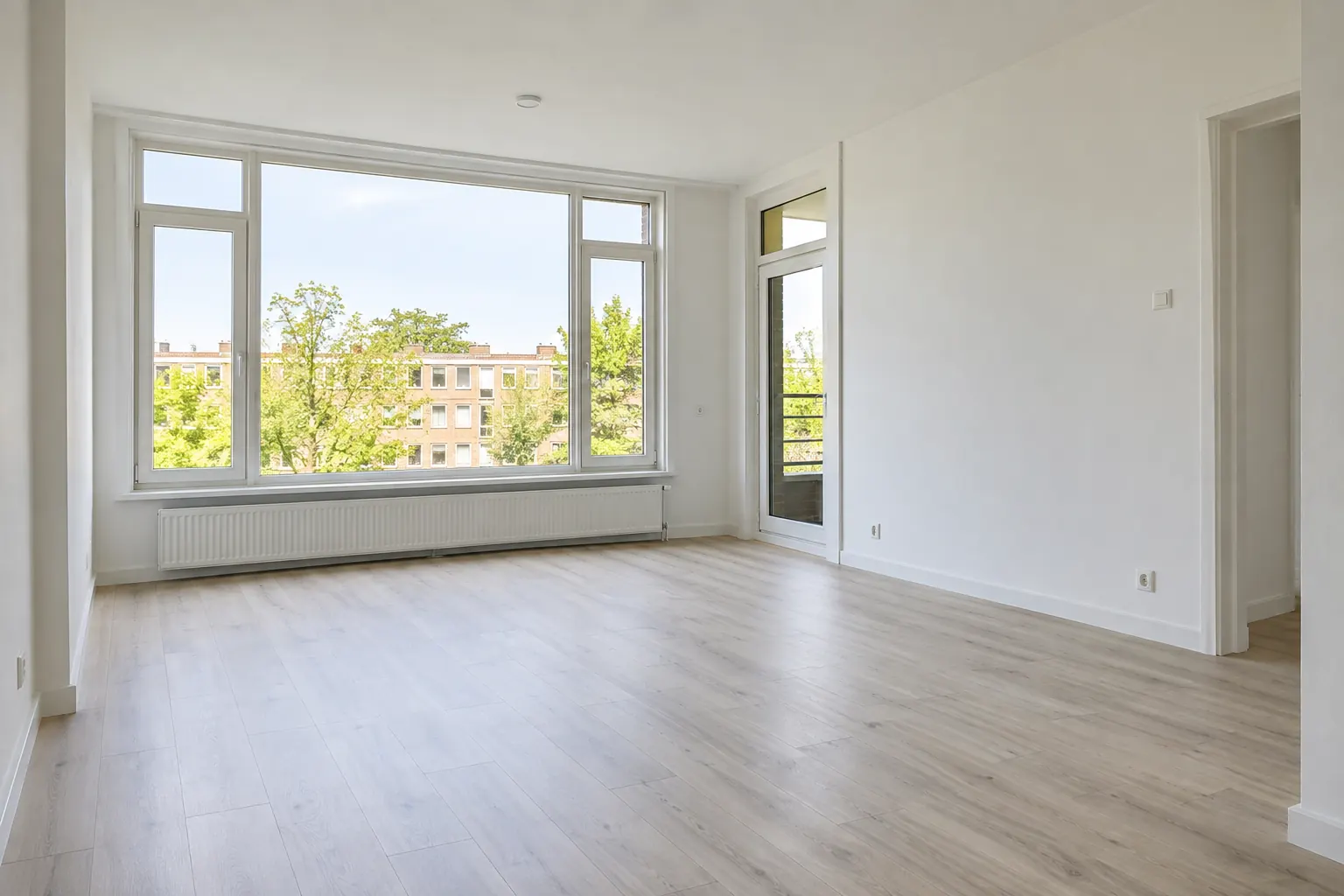 Leeg, net opgeknapt huurappartement met witte wanden en nieuwe vloer